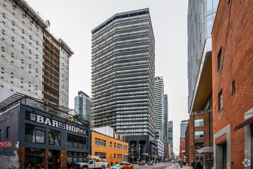 117 Peter St, Toronto, ON à louer - Photo de l’immeuble – Image 1 sur 9