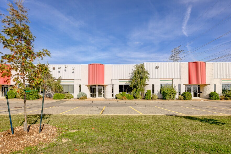 3505-3541 Boul Le Corbusier, Laval, QC à louer - Photo de l’immeuble – Image 2 sur 8