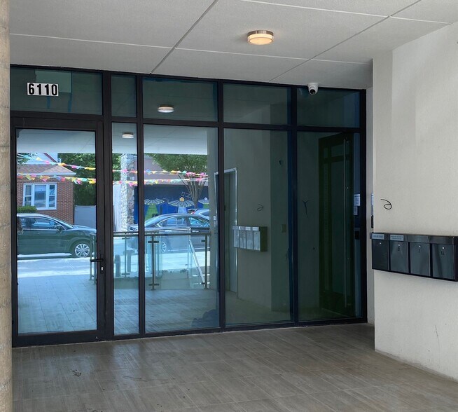 61-10 182nd St, Fresh Meadows, NY à louer - Photo de l’immeuble – Image 2 sur 9