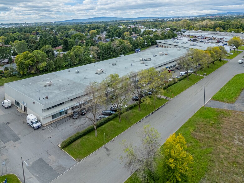 925 Av Newton, Québec, QC à louer - Photo de l’immeuble – Image 2 sur 10