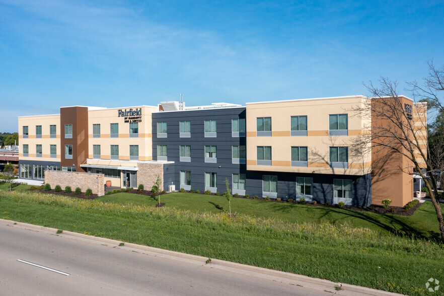 935 S Rolling Meadows Dr, Fond Du Lac, WI à vendre - Photo principale – Image 1 sur 3