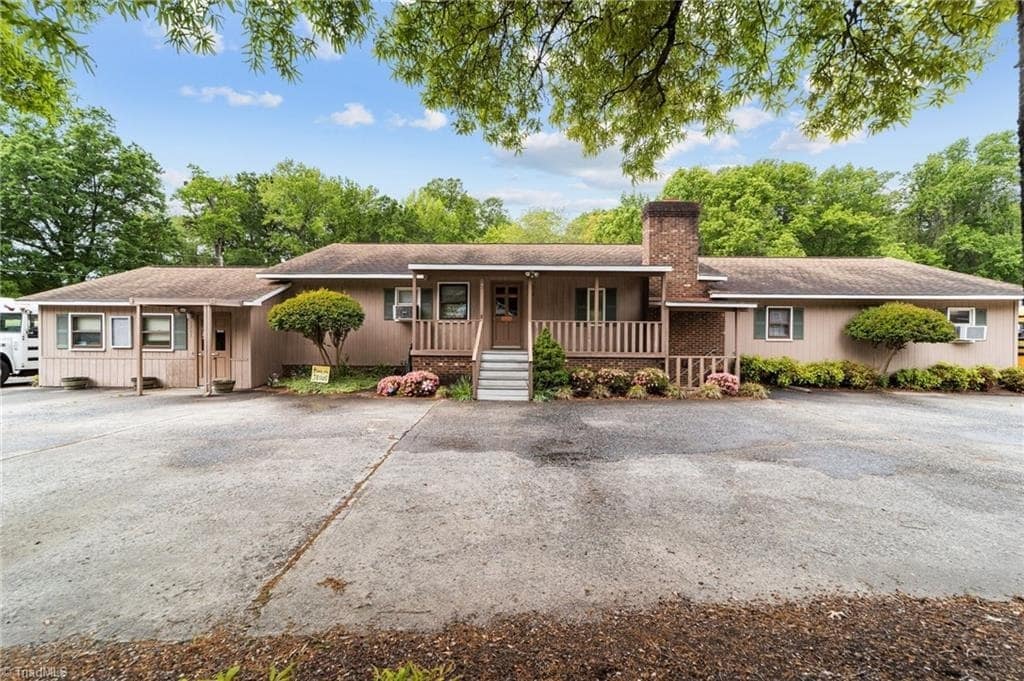 1501 Upland Dr, Greensboro, NC à vendre Photo de l’immeuble– Image 1 sur 34