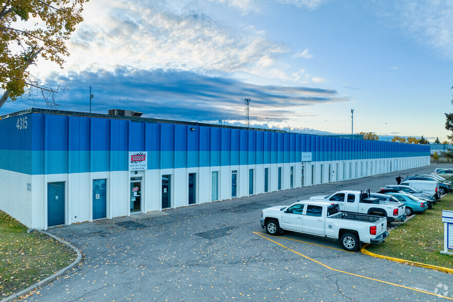 4315 61st Ave SE, Calgary, AB à louer - Photo de l’immeuble – Image 2 sur 7