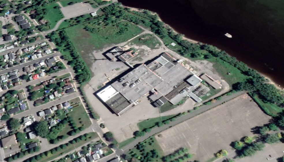 700 Rue Notre-Dame E, Trois-Rivières, QC à louer - Photo de l’immeuble – Image 2 sur 4