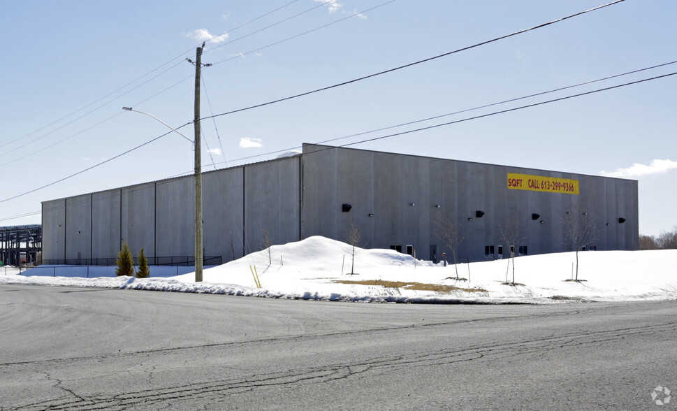 832 Burton Rd, Ottawa, ON à louer - Photo principale – Image 2 sur 8