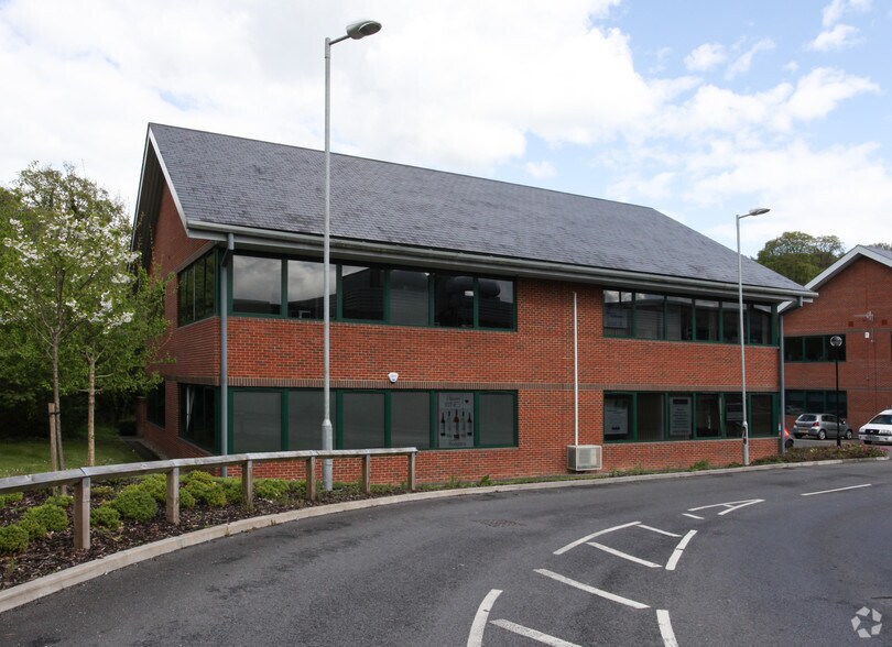 8 Blenheim Rd, Marlborough à vendre - Photo de l’immeuble – Image 2 sur 3