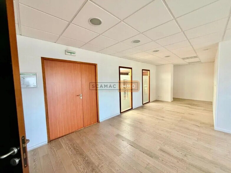 Bureau dans Fréjus à louer - Photo de l’immeuble – Image 3 sur 12