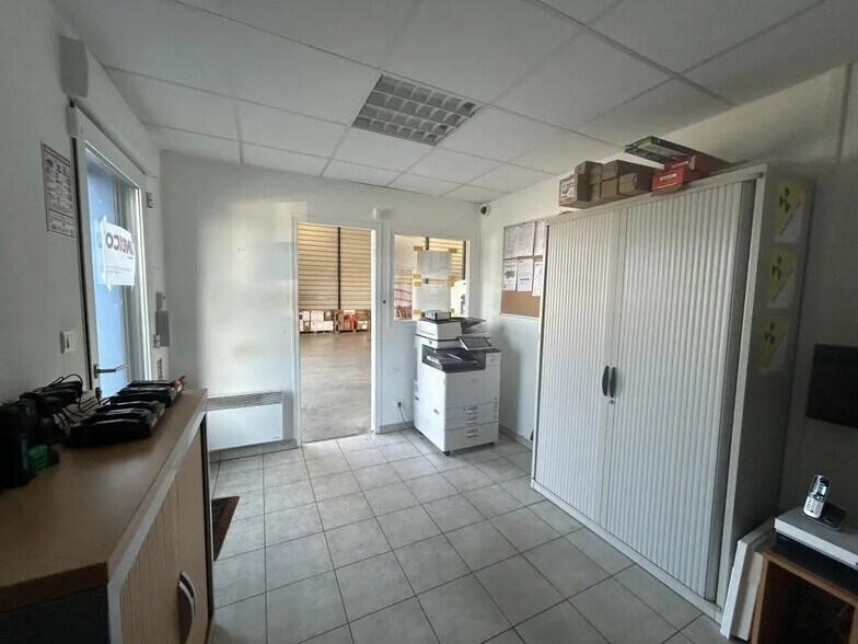 Local d’activités dans Donges à louer - Photo de l’immeuble – Image 3 sur 5