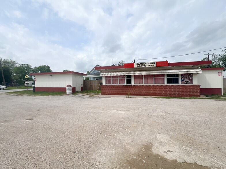 302 E Omega St, Henrietta, TX à vendre - Photo de l’immeuble – Image 2 sur 7