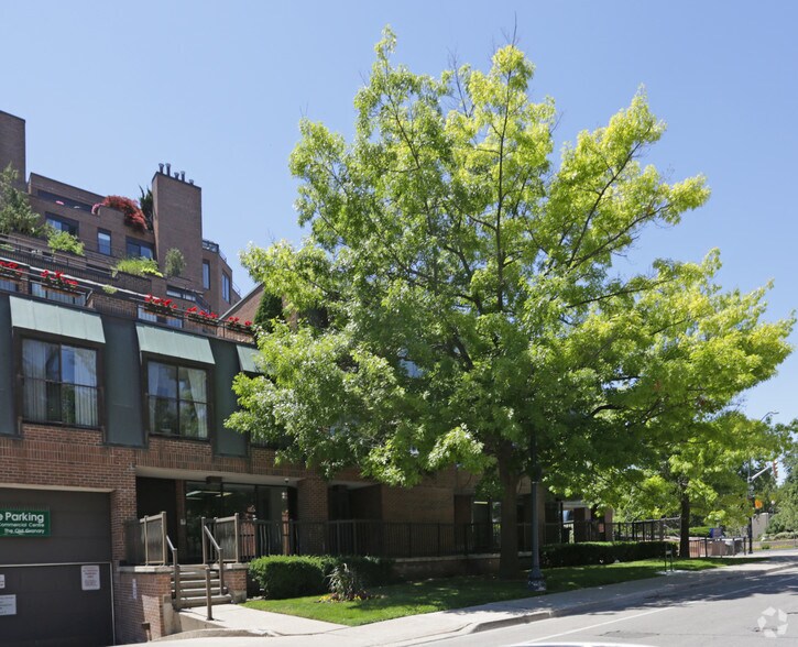 114 Lakeshore Rd E, Oakville, ON à louer - Photo de l’immeuble – Image 3 sur 3