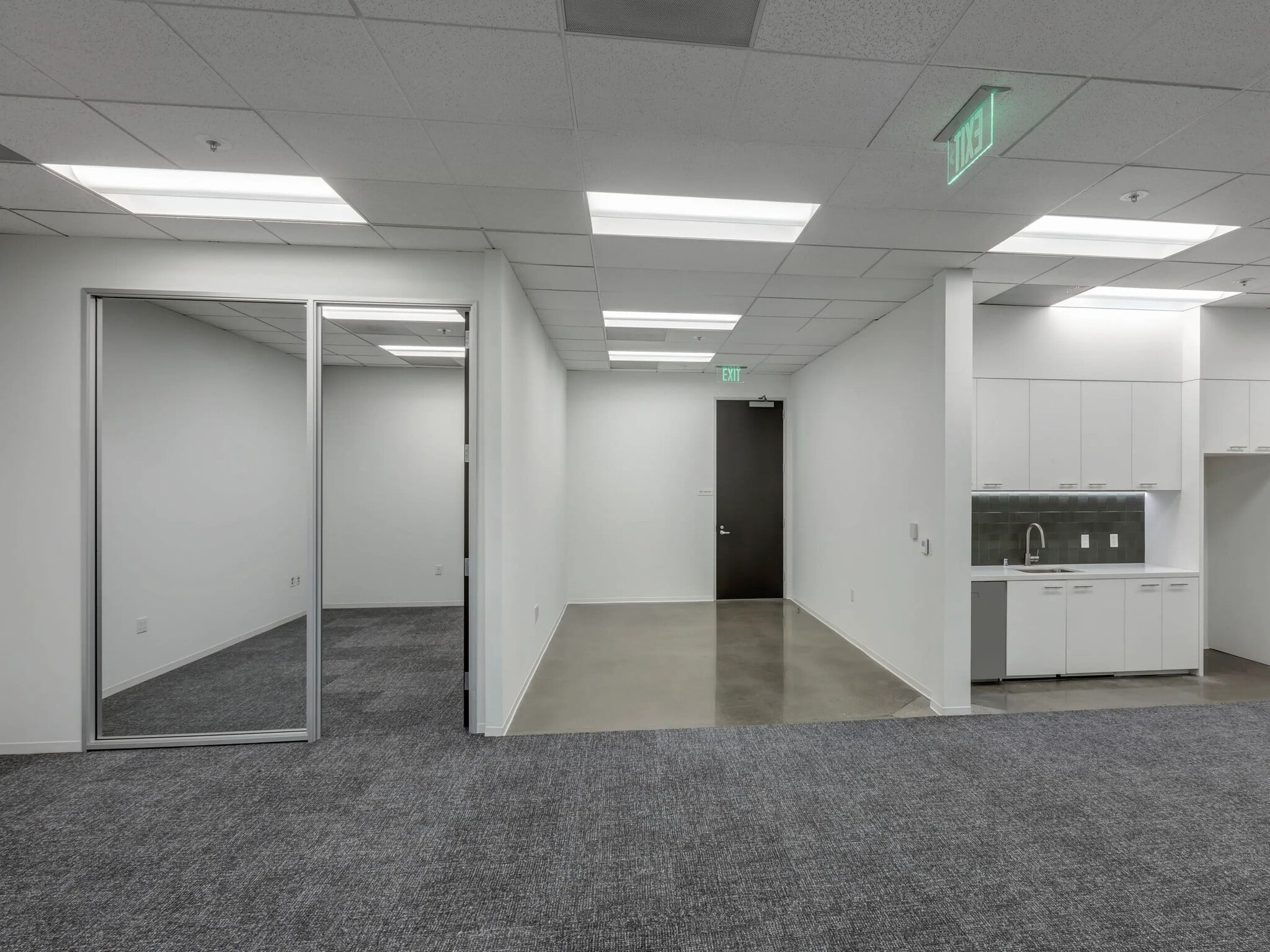 111 Academy Dr, Irvine, CA à louer Photo intérieure– Image 1 sur 7