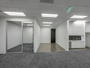 111 Academy Dr, Irvine, CA à louer Photo intérieure– Image 1 sur 7