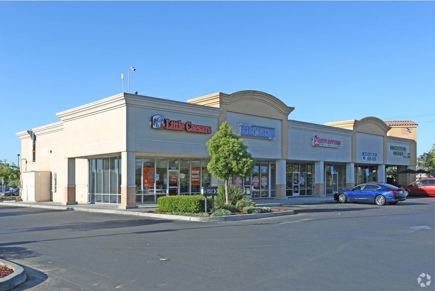 4190 N West Ave, Fresno, CA à louer Photo de l’immeuble– Image 1 sur 1