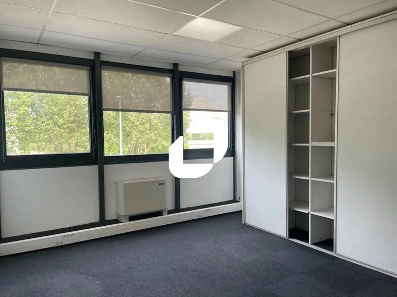 Bureau dans Échirolles à louer - Photo de l’immeuble – Image 2 sur 6