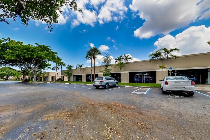 4850 N State Road 7, Fort Lauderdale, FL à louer - Photo de l’immeuble – Image 3 sur 5