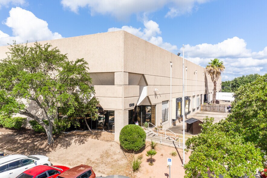 8006 Cameron Rd, Austin, TX à louer - Photo de l’immeuble – Image 1 sur 6
