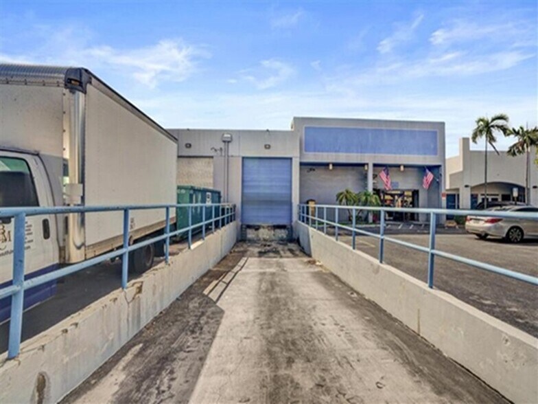 2360 W 76th St, Hialeah, FL à vendre - Photo de l’immeuble – Image 2 sur 14