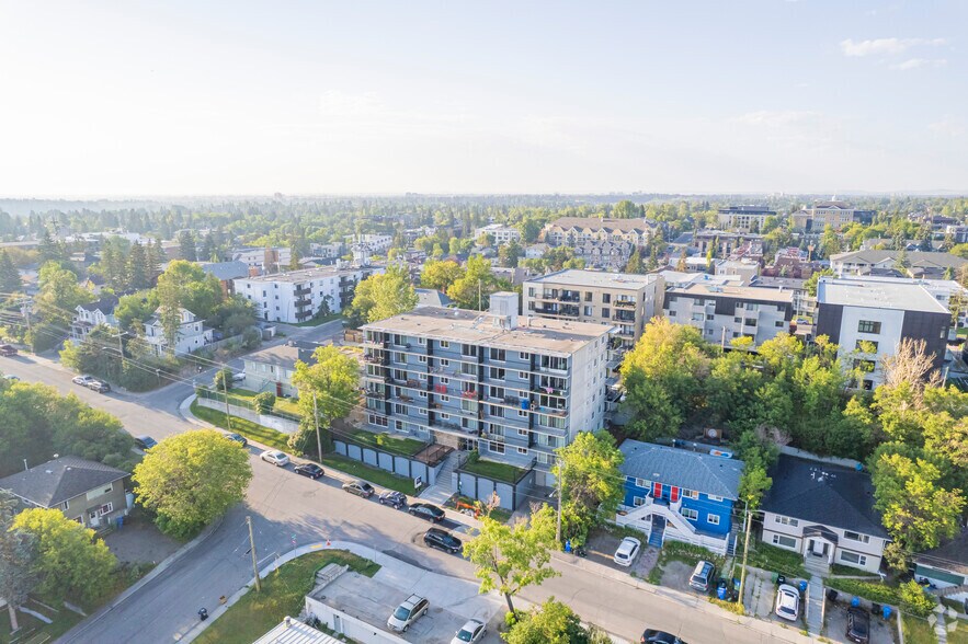 1711 25th Ave SW, Calgary, AB à vendre - Aérien – Image 3 sur 7