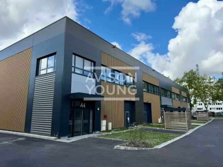 Local d’activités dans Trappes à louer - Photo de l’immeuble – Image 3 sur 7
