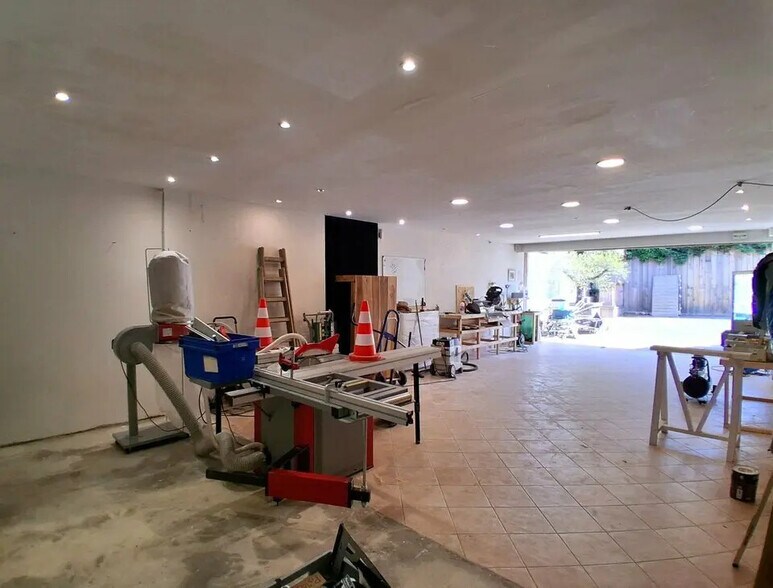 Local d’activités dans Castagniers à louer - Photo de l’immeuble – Image 3 sur 8