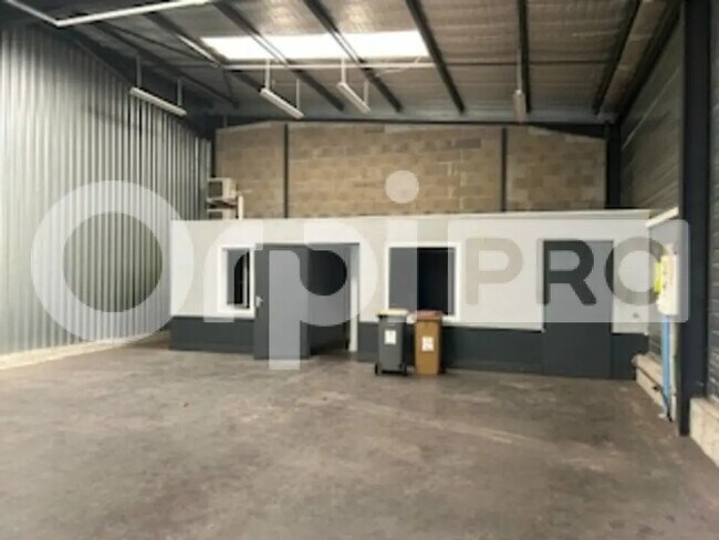 Plus de détails pour Local d'activités à louer