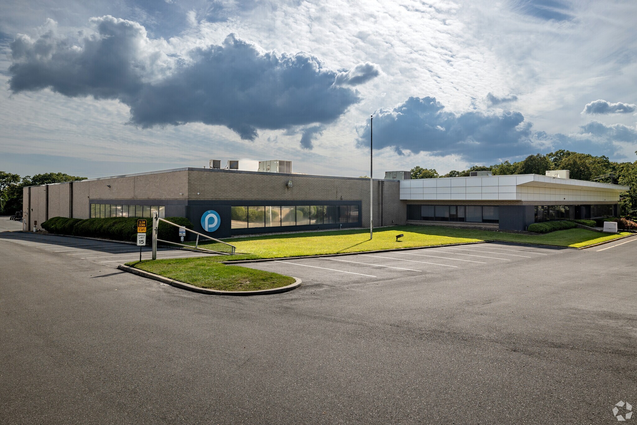 1516 Motor Pky, Hauppauge, NY à louer Photo principale– Image 1 sur 5