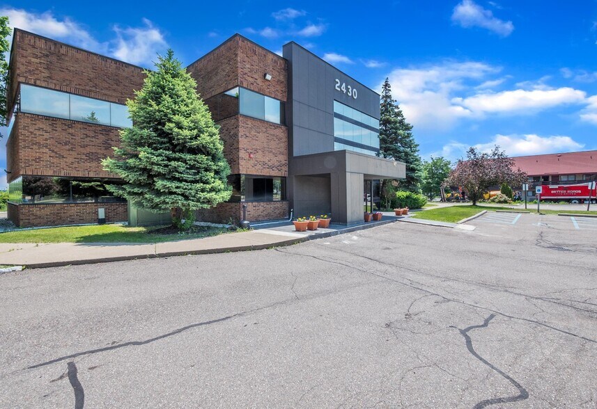 2430 Rochester Ct, Troy, MI à louer - Photo de l’immeuble – Image 1 sur 8
