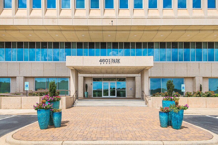 4601 Park Rd, Charlotte, NC à louer - Photo de l’immeuble – Image 2 sur 11