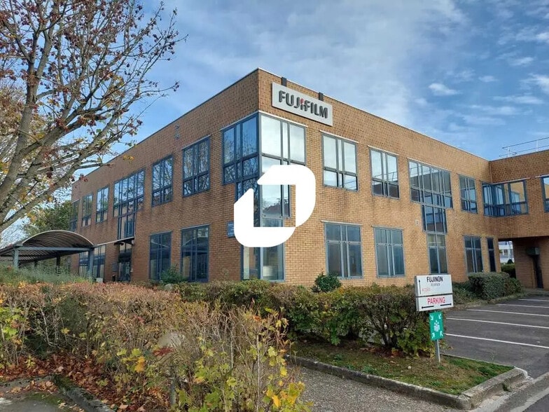 39-43 Avenue Des 3 Peuples, Montigny-le-Bretonneux à louer - Photo de l’immeuble – Image 3 sur 7