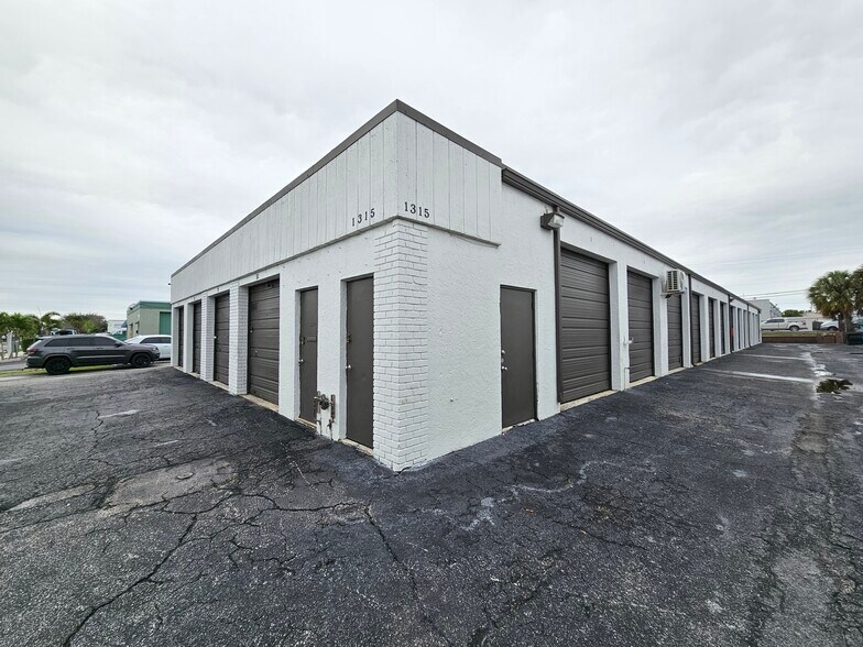 1315 S Killian Dr, Lake Park, FL à louer - Photo de l’immeuble – Image 1 sur 5