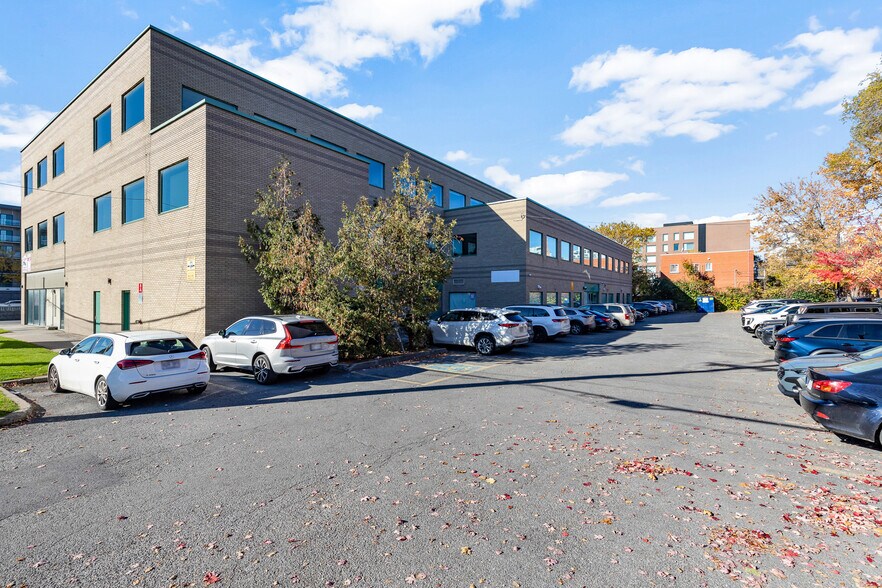 6525-6529 Décarie Boul, Montréal, QC à louer - Photo de l’immeuble – Image 3 sur 15