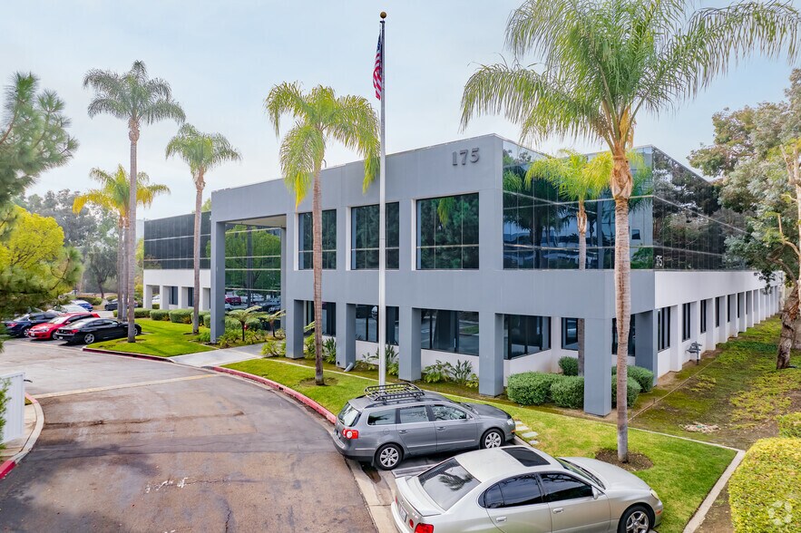 175 N Riverview Dr, Anaheim, CA à vendre - Photo de l’immeuble – Image 1 sur 17
