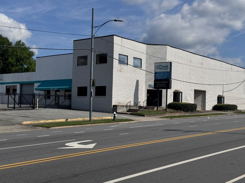 510 N Elm St, Greensboro, NC à louer - Photo de l’immeuble – Image 1 sur 11