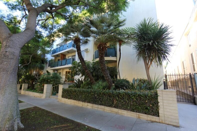 1203 N Kings Rd, West Hollywood, CA à vendre - Photo de l’immeuble – Image 3 sur 13