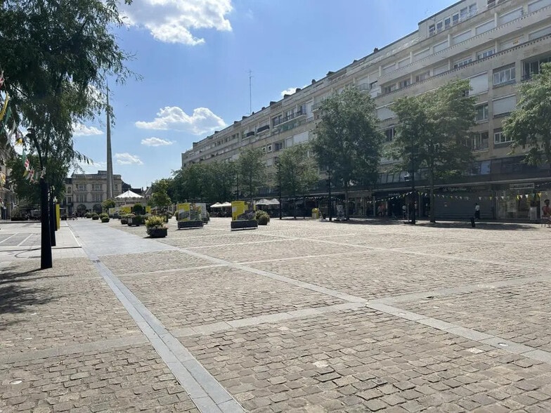 3 Place D'Armes, Valenciennes à louer - Photo de l’immeuble – Image 3 sur 4
