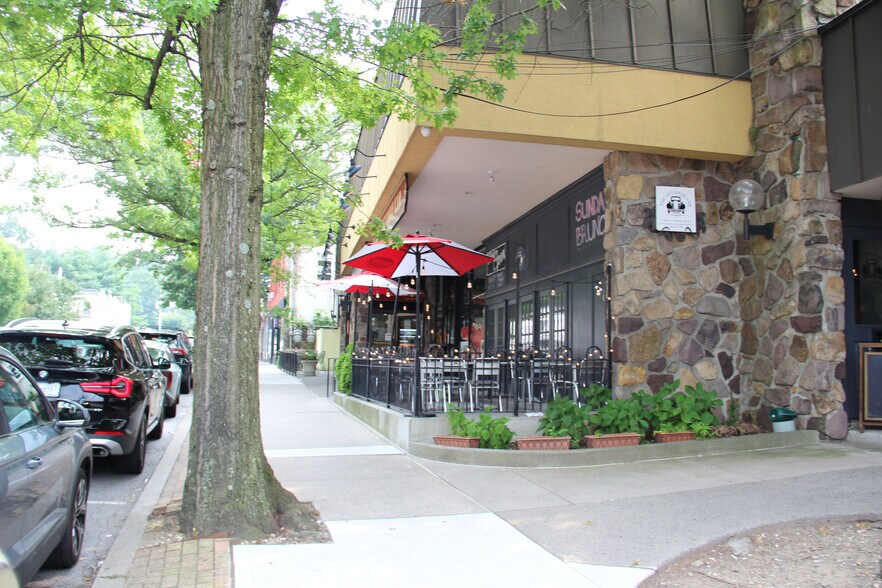 222 E Main St, Mount Kisco, NY à louer - Photo de l’immeuble – Image 3 sur 5