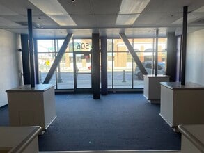 506 E Weber Ave, Stockton, CA à louer Photo intérieure– Image 2 sur 12