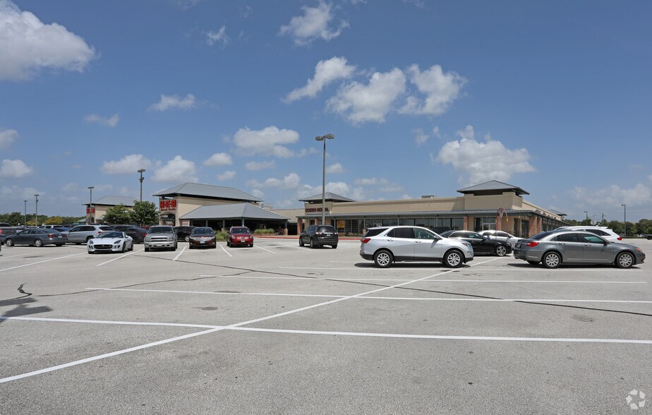 24224 Northwest Freeway, Cypress, TX à louer - Photo principale – Image 1 sur 2