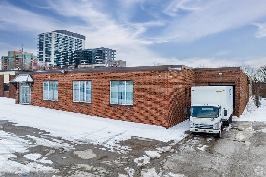 21 Golden Gate Ct, Toronto, ON à vendre - Photo de l’immeuble – Image 2 sur 3