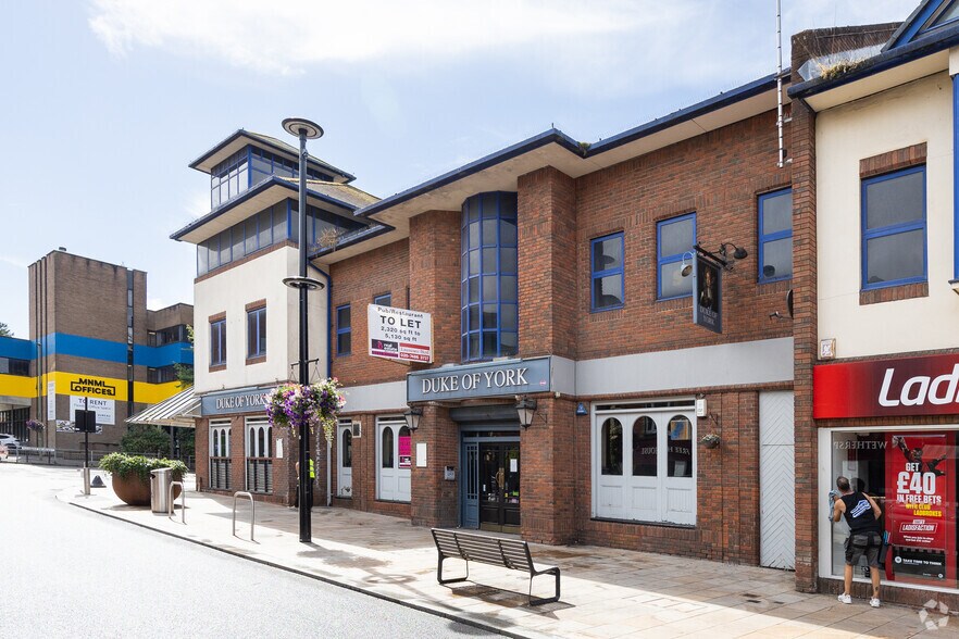 2 Pembroke Broa, Camberley à louer - Photo de l’immeuble – Image 2 sur 2