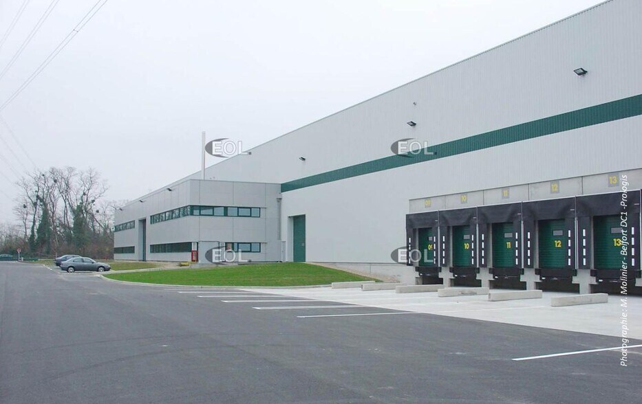 Industriel/Logistique dans Fontaine à louer - Photo de l’immeuble – Image 1 sur 3
