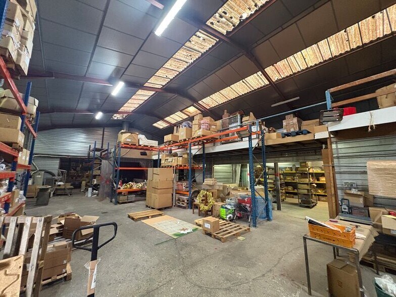 Local d'activités dans Varennes-Changy à vendre - Photo de l’immeuble – Image 2 sur 8