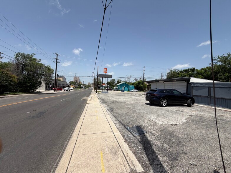 1701 E Houston St, San Antonio, TX à louer - Photo de l’immeuble – Image 3 sur 12