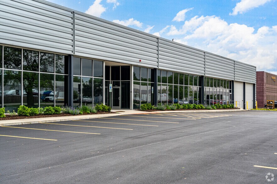 1000 Harvester Rd, West Chicago, IL à louer - Photo de l’immeuble – Image 1 sur 4