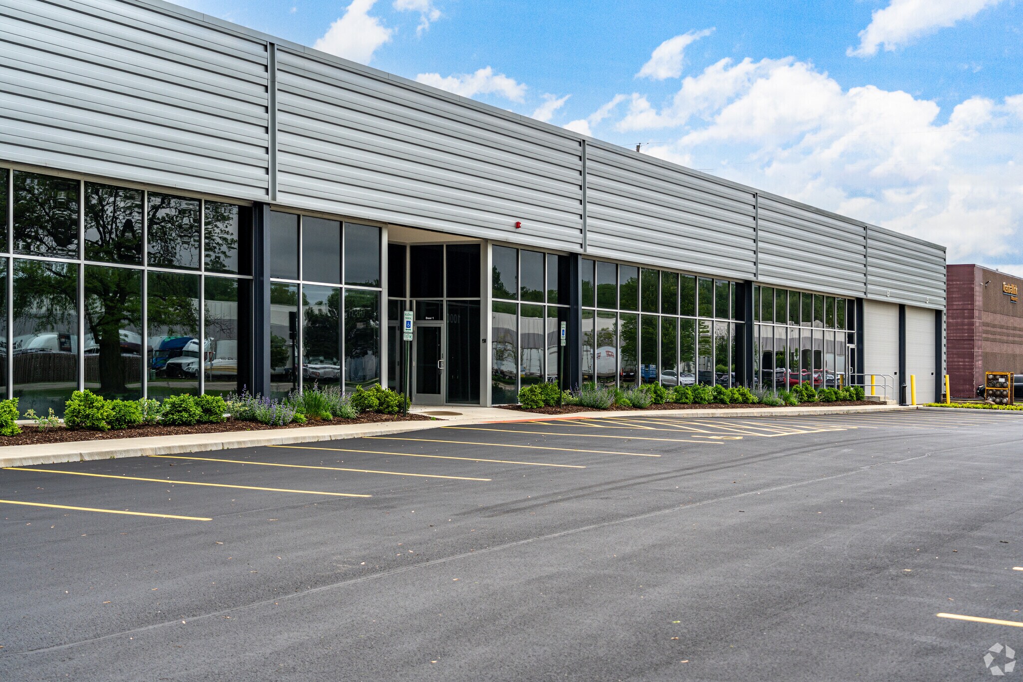 1000 Harvester Rd, West Chicago, IL à louer Photo de l’immeuble– Image 1 sur 5