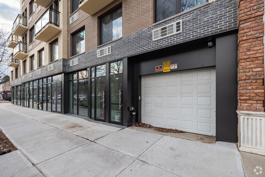 16307 72nd Ave, Flushing, NY à vendre - Photo de l’immeuble – Image 3 sur 5