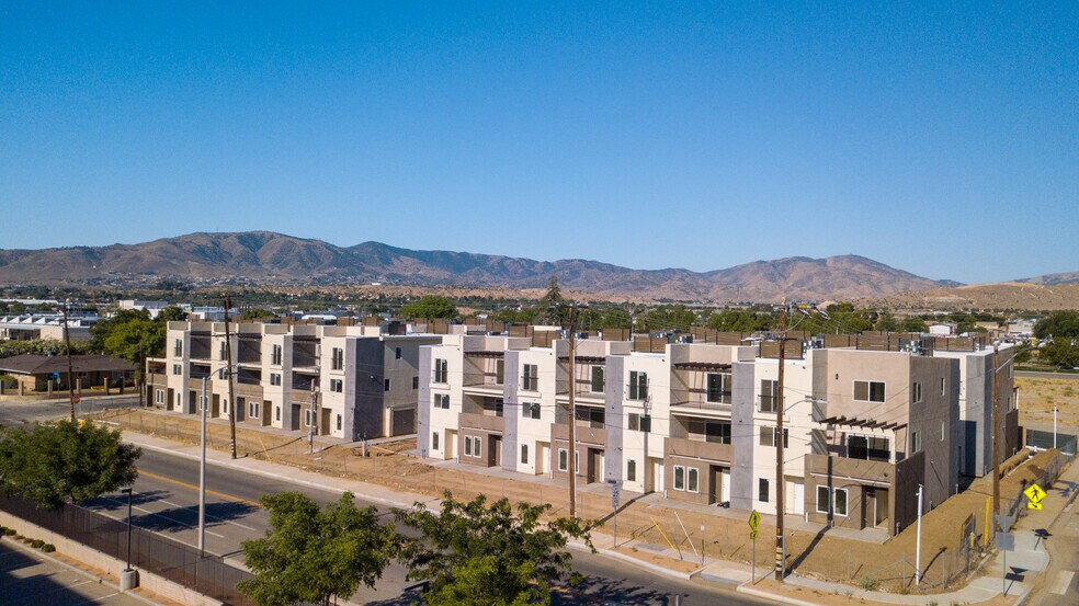 38225 9th Street East, Palmdale, CA à vendre - Photo de l’immeuble – Image 2 sur 19