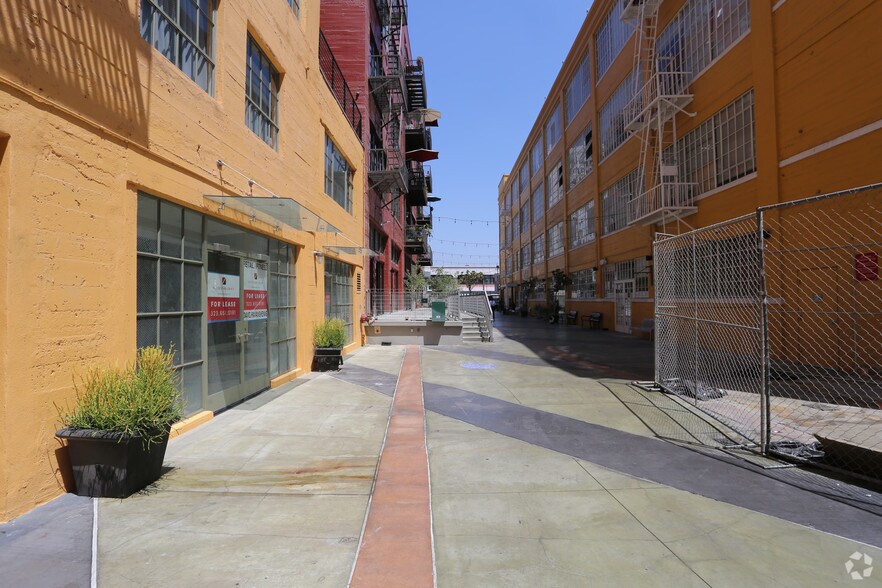 730 S Los Angeles St, Los Angeles, CA à louer - Photo de l’immeuble – Image 2 sur 3