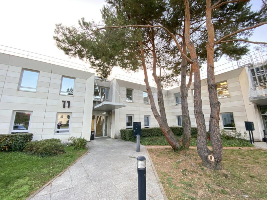11 Rue Pascal, Bron à louer Photo de l’immeuble– Image 1 sur 2