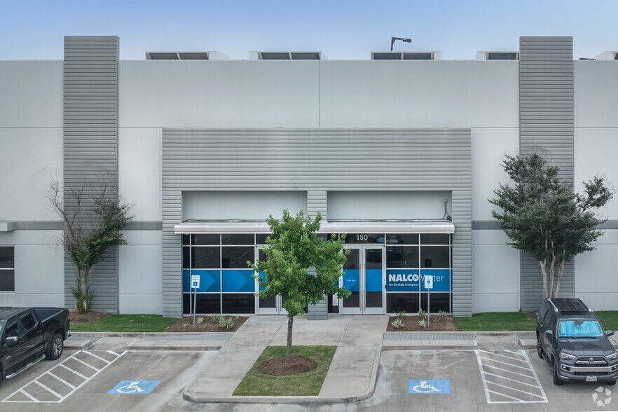 8846 N Sam Houston Pky W, Houston, TX à louer - Photo de l’immeuble – Image 3 sur 4